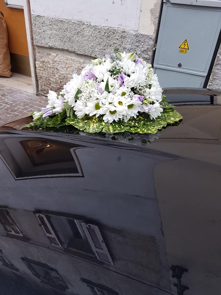 01 Allestimento Matrimonio Composizione Macchina Gerbere Bianche Lisianthus Viola Fioreria Bruseghini Besenello Trento